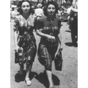 Fairuz (Nouhad Haddad) Junto con su madre Lisa al-Bustani en Beirut 1945